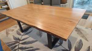 Beautiful Solid Tassie Oak Dining Table Brand New!!!