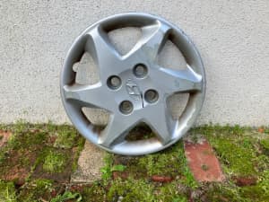 Hyundai Elantra 2000s hubcap