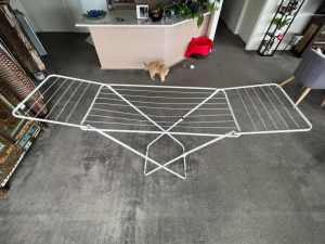 Foldable clothes airer