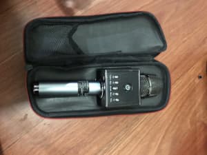 Microphone and karaoke machine( pick up and cash only)
