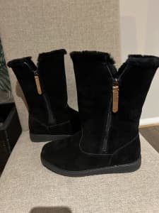 NEW Women’s suede ugg boots