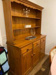 Buffet and hutch in excellent condition