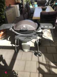 Weber Q 2000 complete with folding trolley..