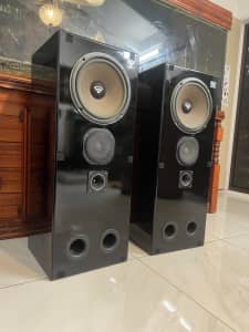 Cerwin Vega D3 speakers with professional custom box total over 60 Kg