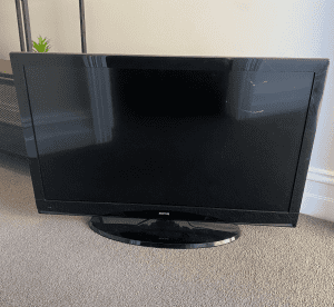 SONIQ 42 inch LCD TV with remote