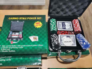 TEXAS HOLD EM -100 PROFESSIONAL CHIPS 13.5G CHIPS- COMES WITH DEALER C