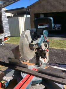 BOSCH 255 MM DROP SAW and SAW STAND