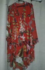 Thurley floral silk dress
3/4 sleeves
Size 12