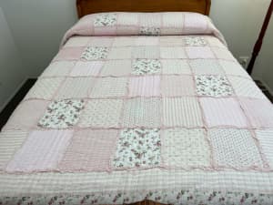 BEDSPREAD, COVERLET, QUEEN BED SIZE STUNNING PINK PATCHWORK EX.COND