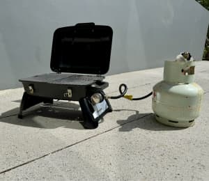 BBQ - portable, folding legs, with small gas bottle 