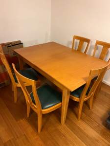Extendable dining table and 5 chairs