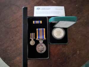 Genuine army issued long service medal Boxed and 1999 3 monarchs coin