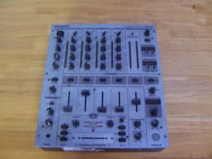 Behringer DJX700 mixer