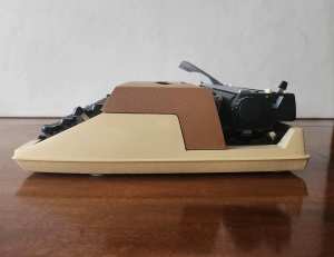 Vintage Sears Achiever 600 manual typewriter