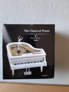 Nearly new The classical piano music box with unit