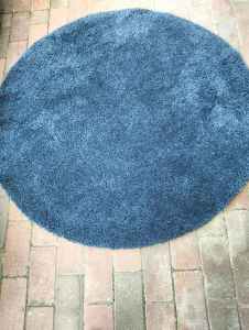 Blue circular rug (1.3m diameter)