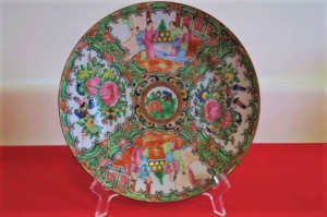 ANTIQUE CHINESE MEDALLION PLATE - FAMILLE ROSE.
