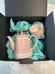 T2 teapot and teacup set