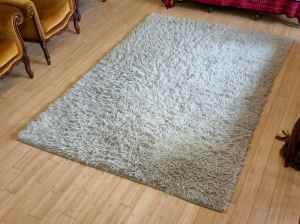 Hand Knotted Pure Wool Shag Pile Rug in Good Condition 165cm x 236cm 