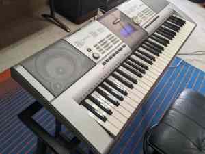 Yamaha PSR-295 keyboard with sustain pedal