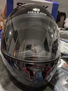 Shark Vision - r black motorbike full face road helmet. Small