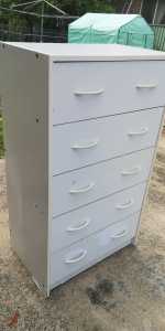 White chest of 5 drawers in good condition