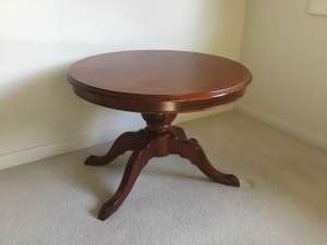 Reproduction round table