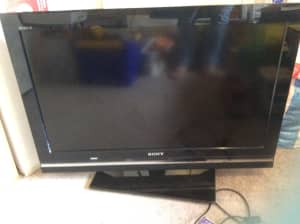 SONY TV ON SWIVEL BASE 32 INCH IN WORKING CONDITION