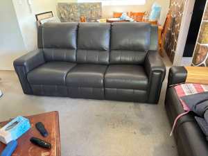 3 seater extenable out couch