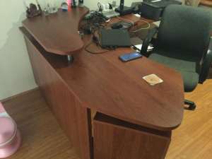 Beautiful Desk in excellent condition with swing in/out side