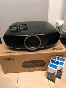 Epson TW9400 4K UHD projector 3x 3D glasses lamp & filter NEW !