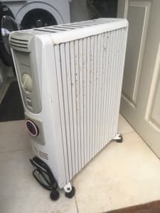 Delonghi 2400W column oil heater with timer