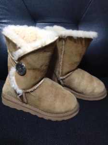 KIDS UGG BOOTS - SIZE 11-12 BUTTON BOOT - NEW - CHESTNUT COLOUR