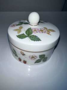 Wedgwood Wild Strawberry vintage round 1960s trinket box
