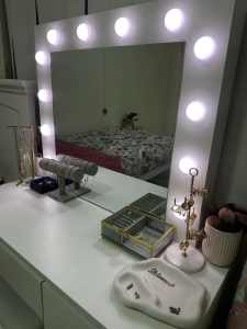 vanity desk w mirror and chair