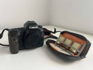 Canon EOS 5D Mark IV - Camera body and accessories