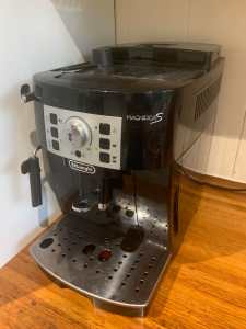 Delonghi Magnifica S fully automatic coffee machine