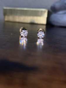 Diamond earring (send best offer)