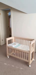 Baby side sleeper bassinet crib with bedding in near new condition.