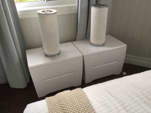 2 Bed side tables in gloss white as new cond. 