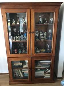 5 shelf wooden cabinet with 4 glass doors