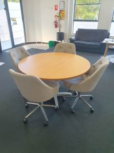 Round table and 4 padded dining office chairs in excellent condition