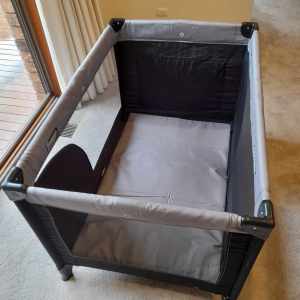 Portable cot and bassinet