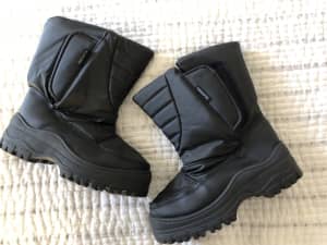 Size 31-32 kids Predator snow boots RRP $50
