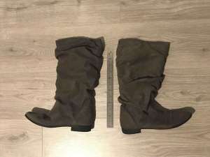 Womens high boots (size 9)