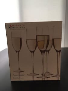 Maxwell Williams Set of Six flutes (250 ml) wine glasses