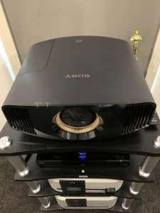 SONY 4K VPL-VW570ES Home Cinema Projector in mint condition