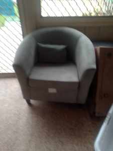 Semi circle shape lounge chair with cushion 