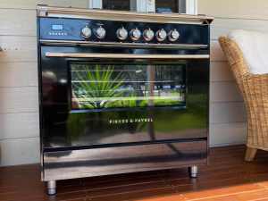 FISHER & PAYKEL 900 ELECTRIC OVEN WITH 5 BURNER GAS COOKTOP