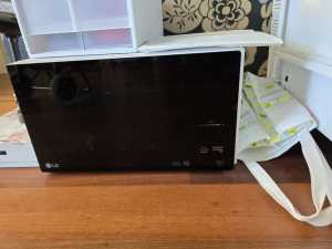 Selling second hand LG microwave